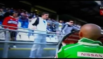 Un futbolista argentino le pega una patada a un hincha del equipo contrario en la tribuna