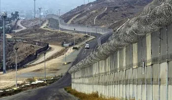 Traficantes de personas tiran dos niñas de 3 y 5 años, por muro que separa EEUU y México