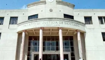 Menor lanza funda de heces fecales a jueza dictó coerción en su contra
