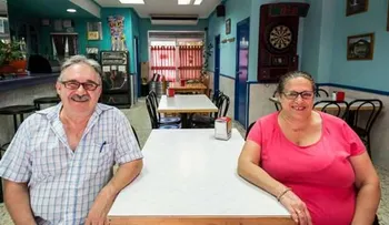 Una pareja encuentra su anillo de boda, perdido en el mar hace 37 años 