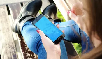 Se roba el celular de una chica y lo devuelve a la Policía asustado por una historia escalofriante