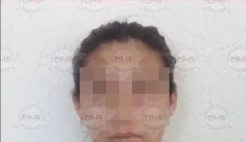 Encuentran colgada en su celda a niñera que pateó a gemelos de dos años