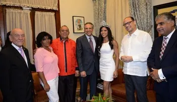 José Ramón Peralta recibe a la reina de Belleza Francisca Lachapel