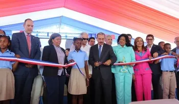 Presidente Medina entrega dos escuelas y un liceo en Santo Domingo Oeste