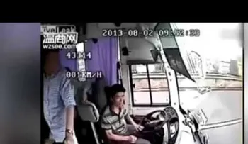 Video: Increíble accidente de bus en China 