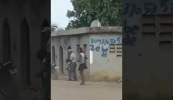 Policías golpean mujer, según un video que circula en las redes sociales