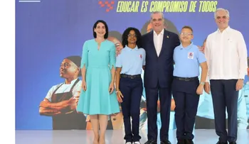 Abinader llama a padres a apoyar a sus hijos en año escolar 2025-2026