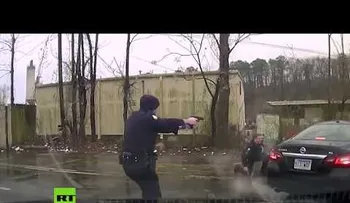Imágenes pueden herir su sensibilidad: Policía dispara 15 veces a un hombre que se negó a bajar de vehículo robado