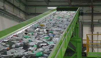 Novedosa máquina convierte desperdicios en petróleo             
