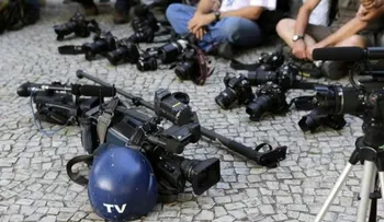 Camarógrafos realizan caminata contra la violencia a la mujer