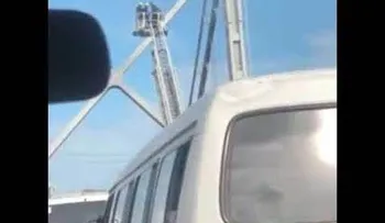 Hombre que intentó tirarse del puente se la puso bien difícil a conductores de vehículos; Alicia evitó que cometiera una locura 