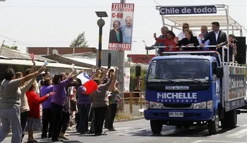 Lanzan "bomba de pintura" contra Michelle Bachelet mientras leía un discurso
