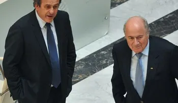 La FIFA suspende a Blatter y Platini