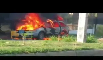 Se incendia vehículo en La Barranquita, Santiago