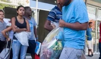 Los nuevos "empleos" tras la escasez de productos básicos en Venezuela
