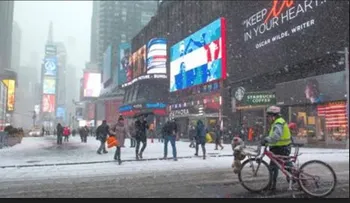 Nieve acompañada de frío azotan a NY; cambiarán horario el domingo 