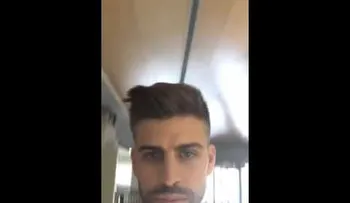 Piqué sufre la entrada de una fan en plena transmisión por Periscope