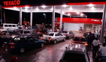 Gobierno congela precios de todos los combustibles