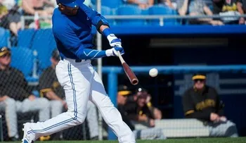 Bautista pega jonrón; Santiago sufre lesión