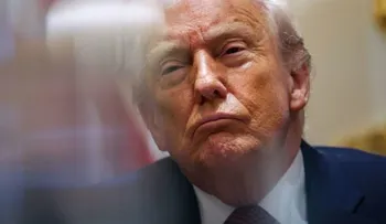 Irán llama a Trump «esquizofrénico» por sus declaraciones sobre el estrecho de Ormuz y rechaza sanciones de EE.UU.