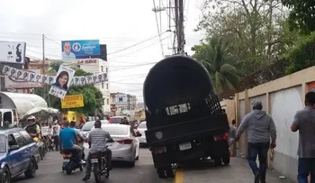 Lanzan una bomba lacrimógena en centro de votación de Herrera