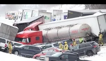 Colisionan más de 50 vehículos en una carretera de Estados Unidos (VIDEO)