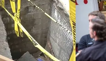 Mujer hispana resulta seriamente lesionada al caer en un hoyo en Alto Manhattan 