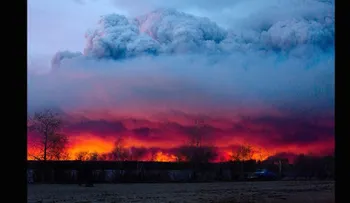 Miles huyen del incendio forestal que está devorando el bosque en el centro de Canadá