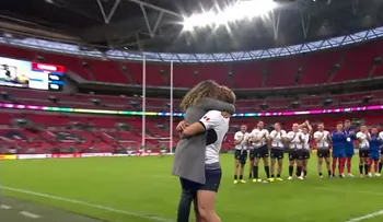Video: Un jugador de rugby le pide matrimonio a su novia en el estadio