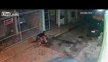 IMAGENES FUERTES: Un ladrón que se mete en un barrio equivocado recibe su merecido 
