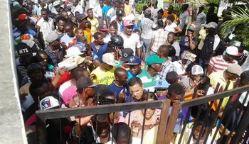 Cientos de haitianos abarrotan oficinas del Plan de Regularización