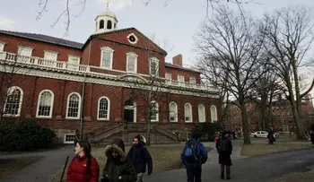 Evacuan cuatro edificios en Harvard por amenaza de bomba "no confirmada"