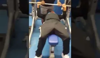 Levanta una pesa de 84 kilos y vive un auténtico bochorno 