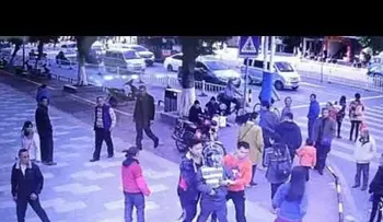 Padre salva a su hijo secuestrado con quien se encuentra por accidente 