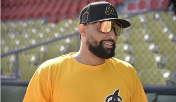 Webster Rivas luce amarillo por la mística y en honor a su abuelo