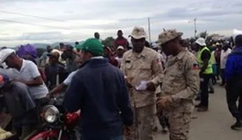 Contigentes policial de Haití impide entrada de personas con productos criollos vedados