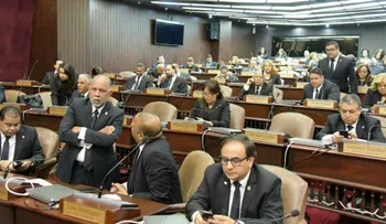 Diputados â??chateandoâ? y conversando en inicio de la primera legislatura de 2018