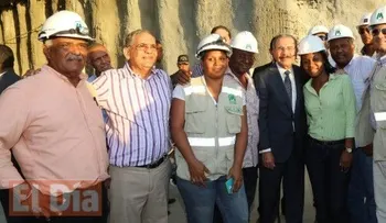 Con baile de batón ballet,y curiosos que se apersonaron, Danilo recorre Línea 2B del Metro 