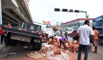 Chofer salva la vida al perder el control de patana