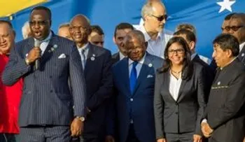 Develan estatua de Hugo Chávez