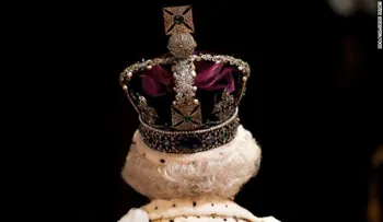La reina Isabel II revela lo pesada que es la corona