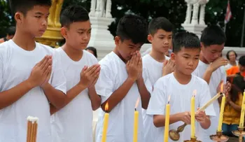 Los niños rescatados de la cueva en Tailandia serán novicios monjes budistas