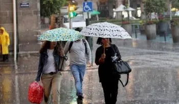 Indomet: débil vaguada y efectos locales provocarán aguaceros este lunes en varias provincias