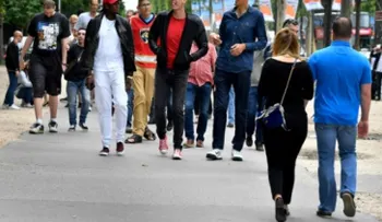 Los hombres más altos del mundo se dan cita en las calles de París