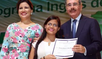 Danilo y Margarita encabezan graducacion de Inglés de Inmersión