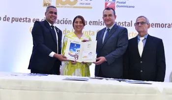 Ponen a circular sello postal conmemorativo al centenario JCE