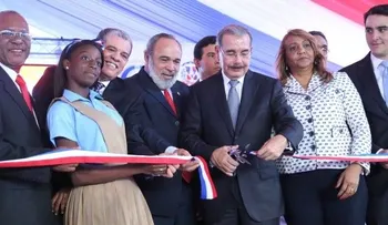 Presidente Medina inaugura escuela en Guayacanes
