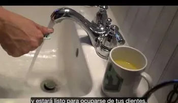 El casi tira su cepillo a la basura. Pero fue para hacer algo ingenioso (VIDEO)