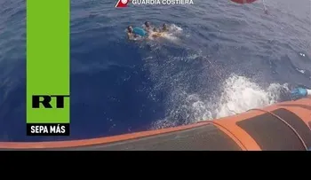 Dramático rescate de 294 refugiados en el mar Mediterráneo (video sin sonido)