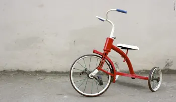 Los niños deben usar casco incluso al usar el triciclo, dicen expertos